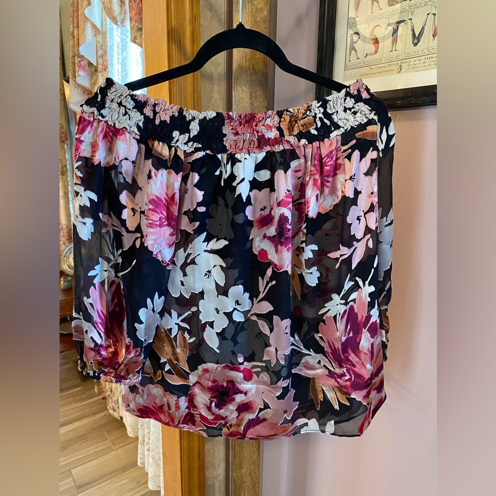 White House Black Market Floral Print Blouse in Black and Pink, size SP, organza - Picture 1 of 12